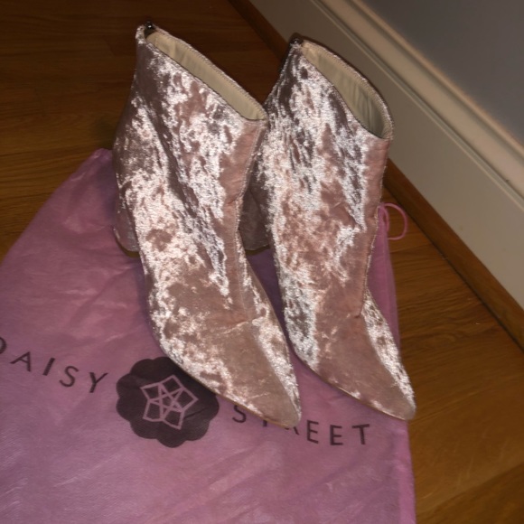 Light pink velvet daisy street heel booties - Picture 2 of 5